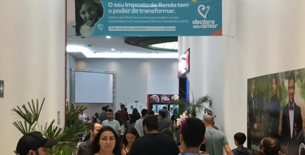 Projeto Declare seu Amor distribui cerca de mil filipetas em shopping de Ji-Paraná